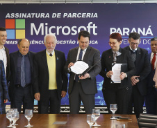 O Governo do Estado e a Microsoft Brasil firmaram nesta quarta-feira (14), protocolo de intenções para colaboração mútua em ações nas áreas da educação, qualificação, inovação e empreendedorismo. O documento foi assinado pelo governador Carlos Massa Ratinho Junior e a presidente da Microsoft Brasil, Tânia Conte Cosentino.