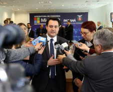 O Governo do Estado e a Microsoft Brasil firmaram nesta quarta-feira (14), protocolo de intenções para colaboração mútua em ações nas áreas da educação, qualificação, inovação e empreendedorismo. O documento foi assinado pelo governador Carlos Massa Ratinho Junior e a presidente da Microsoft Brasil, Tânia Conte Cosentino.
