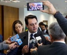 O Governo do Estado e a Microsoft Brasil firmaram nesta quarta-feira (14), protocolo de intenções para colaboração mútua em ações nas áreas da educação, qualificação, inovação e empreendedorismo. O documento foi assinado pelo governador Carlos Massa Ratinho Junior e a presidente da Microsoft Brasil, Tânia Conte Cosentino.