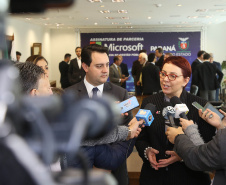O Governo do Estado e a Microsoft Brasil firmaram nesta quarta-feira (14), protocolo de intenções para colaboração mútua em ações nas áreas da educação, qualificação, inovação e empreendedorismo. O documento foi assinado pelo governador Carlos Massa Ratinho Junior e a presidente da Microsoft Brasil, Tânia Conte Cosentino.
