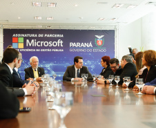 O Paraná é o primeiro Estado do Brasil a fechar um convênio com a Microsoft com o objetivo de fomentar a educação, qualificação, inovação e empreendedorismo. O protocolo de intenção foi assinado pelo governador Carlos Massa Ratinho Junior e a presidente da Microsoft Brasil, Tânia Cosentino, nesta quarta-feira (14), em solenidade no Palácio Iguaçu.