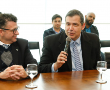 O Paraná é o primeiro Estado do Brasil a fechar um convênio com a Microsoft com o objetivo de fomentar a educação, qualificação, inovação e empreendedorismo. O protocolo de intenção foi assinado pelo governador Carlos Massa Ratinho Junior e a presidente da Microsoft Brasil, Tânia Cosentino, nesta quarta-feira (14), em solenidade no Palácio Iguaçu.