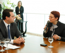 O Paraná é o primeiro Estado do Brasil a fechar um convênio com a Microsoft com o objetivo de fomentar a educação, qualificação, inovação e empreendedorismo. O protocolo de intenção foi assinado pelo governador Carlos Massa Ratinho Junior e a presidente da Microsoft Brasil, Tânia Cosentino, nesta quarta-feira (14), em solenidade no Palácio Iguaçu.