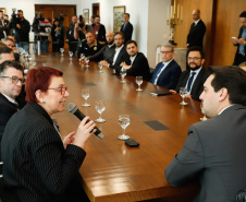 O Paraná é o primeiro Estado do Brasil a fechar um convênio com a Microsoft com o objetivo de fomentar a educação, qualificação, inovação e empreendedorismo. O protocolo de intenção foi assinado pelo governador Carlos Massa Ratinho Junior e a presidente da Microsoft Brasil, Tânia Cosentino, nesta quarta-feira (14), em solenidade no Palácio Iguaçu.