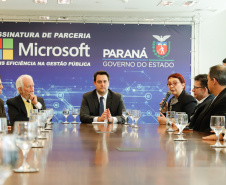 O Paraná é o primeiro Estado do Brasil a fechar um convênio com a Microsoft com o objetivo de fomentar a educação, qualificação, inovação e empreendedorismo. O protocolo de intenção foi assinado pelo governador Carlos Massa Ratinho Junior e a presidente da Microsoft Brasil, Tânia Cosentino, nesta quarta-feira (14), em solenidade no Palácio Iguaçu.
