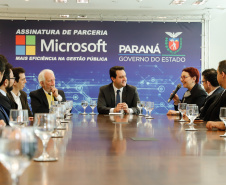 O Paraná é o primeiro Estado do Brasil a fechar um convênio com a Microsoft com o objetivo de fomentar a educação, qualificação, inovação e empreendedorismo. O protocolo de intenção foi assinado pelo governador Carlos Massa Ratinho Junior e a presidente da Microsoft Brasil, Tânia Cosentino, nesta quarta-feira (14), em solenidade no Palácio Iguaçu.