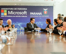 O Paraná é o primeiro Estado do Brasil a fechar um convênio com a Microsoft com o objetivo de fomentar a educação, qualificação, inovação e empreendedorismo. O protocolo de intenção foi assinado pelo governador Carlos Massa Ratinho Junior e a presidente da Microsoft Brasil, Tânia Cosentino, nesta quarta-feira (14), em solenidade no Palácio Iguaçu.
