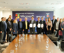 O Paraná é o primeiro Estado do Brasil a fechar um convênio com a Microsoft com o objetivo de fomentar a educação, qualificação, inovação e empreendedorismo. O protocolo de intenção foi assinado pelo governador Carlos Massa Ratinho Junior e a presidente da Microsoft Brasil, Tânia Cosentino, nesta quarta-feira (14), em solenidade no Palácio Iguaçu.