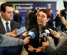 O Paraná é o primeiro Estado do Brasil a fechar um convênio com a Microsoft com o objetivo de fomentar a educação, qualificação, inovação e empreendedorismo. O protocolo de intenção foi assinado pelo governador Carlos Massa Ratinho Junior e a presidente da Microsoft Brasil, Tânia Cosentino, nesta quarta-feira (14), em solenidade no Palácio Iguaçu.