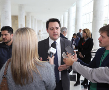 O governador Carlos Massa Ratinho Junior e o diretor do Detran, Cezar Kogut, autorizam repasse do Detran para municípios realizarem obras de sinalização nas cidades.Curitiba, 14-08-19Foto: Arnaldo Alves / ANPr.