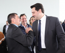 O governador Carlos Massa Ratinho Junior e o diretor do Detran, Cezar Kogut, autorizam repasse do Detran para municípios realizarem obras de sinalização nas cidades.Curitiba, 14-08-19Foto: Arnaldo Alves / ANPr.
