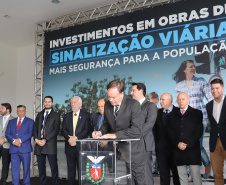 O governador Carlos Massa Ratinho Junior e o diretor do Detran, Cezar Kogut, autorizam repasse do Detran para municípios realizarem obras de sinalização nas cidades.Curitiba, 14-08-19Foto: Arnaldo Alves / ANPr.