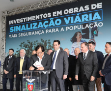 O governador Carlos Massa Ratinho Junior e o diretor do Detran, Cezar Kogut, autorizam repasse do Detran para municípios realizarem obras de sinalização nas cidades. N/F: prefeito de Rosário do Ivaí, Ilton Kuroda.Curitiba, 14-08-19Foto: Arnaldo Alves / ANPr.