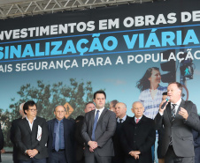 O governador Carlos Massa Ratinho Junior e o diretor do Detran, Cezar Kogut, autorizam repasse do Detran para municípios realizarem obras de sinalização nas cidades.Curitiba, 14-08-19Foto: Arnaldo Alves / ANPr.