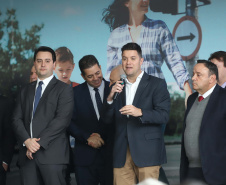 O governador Carlos Massa Ratinho Junior e o diretor do Detran, Cezar Kogut, autorizam repasse do Detran para municípios realizarem obras de sinalização nas cidades.Curitiba, 14-08-19Foto: Arnaldo Alves / ANPr.
