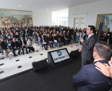 O governador Carlos Massa Ratinho Junior e o diretor do Detran, Cezar Kogut, autorizam repasse do Detran para municípios realizarem obras de sinalização nas cidades.Curitiba, 14-08-19Foto: Arnaldo Alves / ANPr.