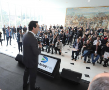 O governador Carlos Massa Ratinho Junior e o diretor do Detran, Cezar Kogut, autorizam repasse do Detran para municípios realizarem obras de sinalização nas cidades.Curitiba, 14-08-19Foto: Arnaldo Alves / ANPr.