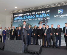 O governador Carlos Massa Ratinho Junior e o diretor do Detran, Cezar Kogut, autorizam repasse do Detran para municípios realizarem obras de sinalização nas cidades.Curitiba, 14-08-19Foto: Arnaldo Alves / ANPr.