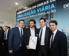 O governador Carlos Massa Ratinho Junior e o diretor do Detran, Cezar Kogut, autorizam repasse do Detran para municípios realizarem obras de sinalização nas cidades.Curitiba, 14-08-19Foto: Arnaldo Alves / ANPr.