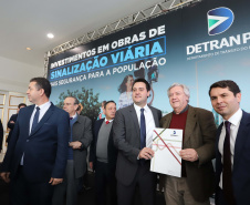 O governador Carlos Massa Ratinho Junior e o diretor do Detran, Cezar Kogut, autorizam repasse do Detran para municípios realizarem obras de sinalização nas cidades.Curitiba, 14-08-19Foto: Arnaldo Alves / ANPr.