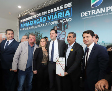 O governador Carlos Massa Ratinho Junior e o diretor do Detran, Cezar Kogut, autorizam repasse do Detran para municípios realizarem obras de sinalização nas cidades.Curitiba, 14-08-19Foto: Arnaldo Alves / ANPr.