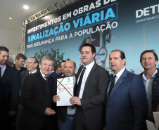 O governador Carlos Massa Ratinho Junior e o diretor do Detran, Cezar Kogut, autorizam repasse do Detran para municípios realizarem obras de sinalização nas cidades.Curitiba, 14-08-19Foto: Arnaldo Alves / ANPr.