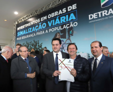 O governador Carlos Massa Ratinho Junior e o diretor do Detran, Cezar Kogut, autorizam repasse do Detran para municípios realizarem obras de sinalização nas cidades.Curitiba, 14-08-19Foto: Arnaldo Alves / ANPr.