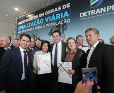 O governador Carlos Massa Ratinho Junior e o diretor do Detran, Cezar Kogut, autorizam repasse do Detran para municípios realizarem obras de sinalização nas cidades.Curitiba, 14-08-19Foto: Arnaldo Alves / ANPr.