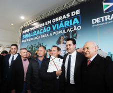 O governador Carlos Massa Ratinho Junior e o diretor do Detran, Cezar Kogut, autorizam repasse do Detran para municípios realizarem obras de sinalização nas cidades.Curitiba, 14-08-19Foto: Arnaldo Alves / ANPr.