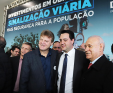 O governador Carlos Massa Ratinho Junior e o diretor do Detran, Cezar Kogut, autorizam repasse do Detran para municípios realizarem obras de sinalização nas cidades.Curitiba, 14-08-19Foto: Arnaldo Alves / ANPr.