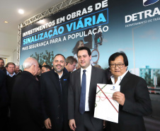 O governador Carlos Massa Ratinho Junior e o diretor do Detran, Cezar Kogut, autorizam repasse do Detran para municípios realizarem obras de sinalização nas cidades.Curitiba, 14-08-19Foto: Arnaldo Alves / ANPr.