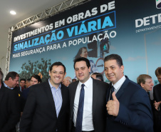 O governador Carlos Massa Ratinho Junior e o diretor do Detran, Cezar Kogut, autorizam repasse do Detran para municípios realizarem obras de sinalização nas cidades.Curitiba, 14-08-19Foto: Arnaldo Alves / ANPr.