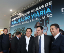 O governador Carlos Massa Ratinho Junior e o diretor do Detran, Cezar Kogut, autorizam repasse do Detran para municípios realizarem obras de sinalização nas cidades.Curitiba, 14-08-19Foto: Arnaldo Alves / ANPr.