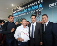 O governador Carlos Massa Ratinho Junior e o diretor do Detran, Cezar Kogut, autorizam repasse do Detran para municípios realizarem obras de sinalização nas cidades.Curitiba, 14-08-19Foto: Arnaldo Alves / ANPr.