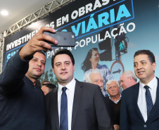 O governador Carlos Massa Ratinho Junior e o diretor do Detran, Cezar Kogut, autorizam repasse do Detran para municípios realizarem obras de sinalização nas cidades.Curitiba, 14-08-19Foto: Arnaldo Alves / ANPr.