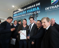 O governador Carlos Massa Ratinho Junior e o diretor do Detran, Cezar Kogut, autorizam repasse do Detran para municípios realizarem obras de sinalização nas cidades.Curitiba, 14-08-19Foto: Arnaldo Alves / ANPr.