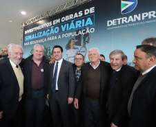 O governador Carlos Massa Ratinho Junior e o diretor do Detran, Cezar Kogut, autorizam repasse do Detran para municípios realizarem obras de sinalização nas cidades.Curitiba, 14-08-19Foto: Arnaldo Alves / ANPr.
