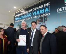 O governador Carlos Massa Ratinho Junior e o diretor do Detran, Cezar Kogut, autorizam repasse do Detran para municípios realizarem obras de sinalização nas cidades.Curitiba, 14-08-19Foto: Arnaldo Alves / ANPr.