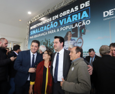 O governador Carlos Massa Ratinho Junior e o diretor do Detran, Cezar Kogut, autorizam repasse do Detran para municípios realizarem obras de sinalização nas cidades.Curitiba, 14-08-19Foto: Arnaldo Alves / ANPr.