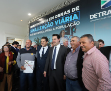 O governador Carlos Massa Ratinho Junior e o diretor do Detran, Cezar Kogut, autorizam repasse do Detran para municípios realizarem obras de sinalização nas cidades.Curitiba, 14-08-19Foto: Arnaldo Alves / ANPr.