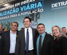 O governador Carlos Massa Ratinho Junior e o diretor do Detran, Cezar Kogut, autorizam repasse do Detran para municípios realizarem obras de sinalização nas cidades.Curitiba, 14-08-19Foto: Arnaldo Alves / ANPr.
