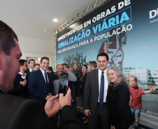 O governador Carlos Massa Ratinho Junior e o diretor do Detran, Cezar Kogut, autorizam repasse do Detran para municípios realizarem obras de sinalização nas cidades.Curitiba, 14-08-19Foto: Arnaldo Alves / ANPr.