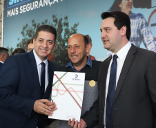 O governador Carlos Massa Ratinho Junior e o diretor do Detran, Cezar Kogut, autorizam repasse do Detran para municípios realizarem obras de sinalização nas cidades.Curitiba, 14-08-19Foto: Arnaldo Alves / ANPr.