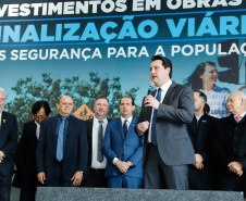 O governador Carlos Massa Ratinho Junior assinou nesta quarta-feira (14), no Palácio Iguaçu, a liberação de R$ 6 milhões para obras de sinalização viária em 39 cidades paranaenses. A iniciativa faz parte de um programa do Departamento de Trânsito do Paraná (Detran-PR) para regulamentar a circulação de veículos e pedestres.