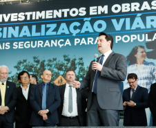 O governador Carlos Massa Ratinho Junior assinou nesta quarta-feira (14), no Palácio Iguaçu, a liberação de R$ 6 milhões para obras de sinalização viária em 39 cidades paranaenses. A iniciativa faz parte de um programa do Departamento de Trânsito do Paraná (Detran-PR) para regulamentar a circulação de veículos e pedestres.