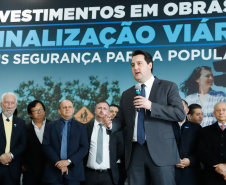 O governador Carlos Massa Ratinho Junior assinou nesta quarta-feira (14), no Palácio Iguaçu, a liberação de R$ 6 milhões para obras de sinalização viária em 39 cidades paranaenses. A iniciativa faz parte de um programa do Departamento de Trânsito do Paraná (Detran-PR) para regulamentar a circulação de veículos e pedestres.