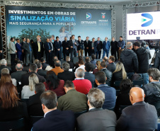 O governador Carlos Massa Ratinho Junior assinou nesta quarta-feira (14), no Palácio Iguaçu, a liberação de R$ 6 milhões para obras de sinalização viária em 39 cidades paranaenses. A iniciativa faz parte de um programa do Departamento de Trânsito do Paraná (Detran-PR) para regulamentar a circulação de veículos e pedestres.