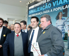 O governador Carlos Massa Ratinho Junior assinou nesta quarta-feira (14), no Palácio Iguaçu, a liberação de R$ 6 milhões para obras de sinalização viária em 39 cidades paranaenses. A iniciativa faz parte de um programa do Departamento de Trânsito do Paraná (Detran-PR) para regulamentar a circulação de veículos e pedestres.