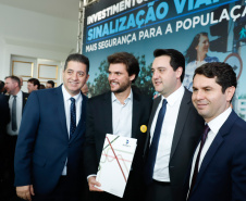 O governador Carlos Massa Ratinho Junior assinou nesta quarta-feira (14), no Palácio Iguaçu, a liberação de R$ 6 milhões para obras de sinalização viária em 39 cidades paranaenses. A iniciativa faz parte de um programa do Departamento de Trânsito do Paraná (Detran-PR) para regulamentar a circulação de veículos e pedestres.