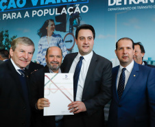 O governador Carlos Massa Ratinho Junior assinou nesta quarta-feira (14), no Palácio Iguaçu, a liberação de R$ 6 milhões para obras de sinalização viária em 39 cidades paranaenses. A iniciativa faz parte de um programa do Departamento de Trânsito do Paraná (Detran-PR) para regulamentar a circulação de veículos e pedestres.